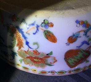 Een Chinese famille rose export &ldquo;Pompadour&rdquo; papkom met deksel, ca. 1745