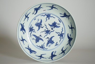 Een Chinese blauw-witte schotel met kraanvogels, Ming, Jiajing