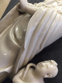 Un mod&egrave;le d'une Guanyin avec enfant et un Bouddha en blanc de Chine de Dehua, 18/19&egrave;me