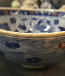 Un bol en porcelaine de Chine bleu, blanc et rouge de cuivre aux carpes et cr&eacute;atures marines, marque et &eacute;poque de Kangxi