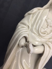 Un mod&egrave;le d'une Guanyin avec enfant et un Bouddha en blanc de Chine de Dehua, 18/19&egrave;me