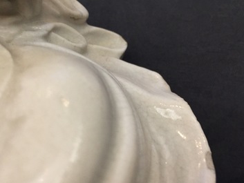 Un mod&egrave;le d'une Guanyin avec enfant et un Bouddha en blanc de Chine de Dehua, 18/19&egrave;me