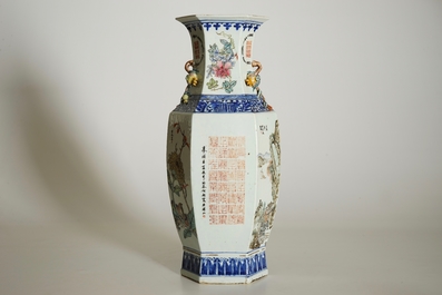 Een Chinese hexagonale vaas met qianjiang cai decor, 19/20e eeuw