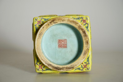 Een Chinese cong vaas met decor van trigrammen op gele fond, 19/20e eeuw