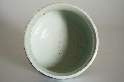 Un br&ucirc;le-parfum en porcelaine de Chine bleu et blanc aux dragons, Kangxi