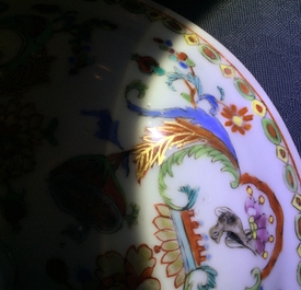 Een Chinese famille rose export &ldquo;Pompadour&rdquo; papkom met deksel, ca. 1745
