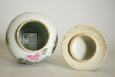 A Chinese qianjiang cai vase and cover with "100 antiquities" design, 19/20th C.