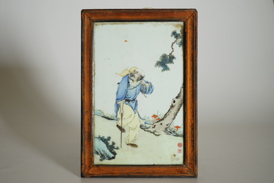 Une plaque en porcelaine de Chine &agrave; d&eacute;cor de Li Tieguai, 20&egrave;me