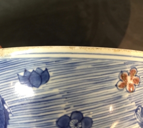 Un bol en porcelaine de Chine bleu, blanc et rouge de cuivre aux carpes et cr&eacute;atures marines, marque et &eacute;poque de Kangxi