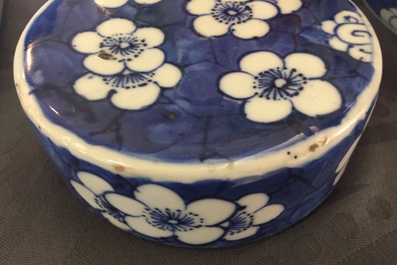 Een Chinees famille rose bassin en twee dekselpotten, 19/20e eeuw
