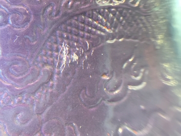 Un vase en porcelaine de Chine &agrave; d&eacute;cor incis&eacute; de dragons sur fond pourpre, 19/20&egrave;me