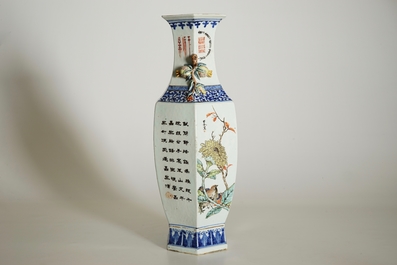 Een Chinese hexagonale vaas met qianjiang cai decor, 19/20e eeuw