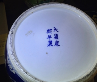 Een Chinees famille rose bassin en twee dekselpotten, 19/20e eeuw