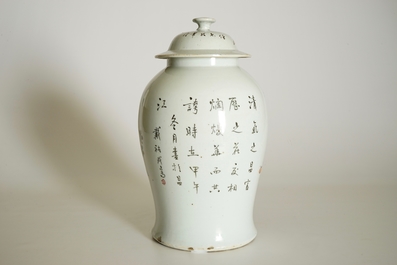 A Chinese qianjiang cai vase and cover with "100 antiquities" design, 19/20th C.