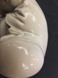 Un mod&egrave;le d'une Guanyin avec enfant et un Bouddha en blanc de Chine de Dehua, 18/19&egrave;me