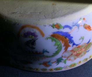 Een Chinese famille rose export &ldquo;Pompadour&rdquo; papkom met deksel, ca. 1745