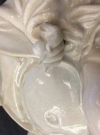 Un mod&egrave;le d'une Guanyin avec enfant et un Bouddha en blanc de Chine de Dehua, 18/19&egrave;me