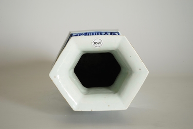 Een Chinese hexagonale vaas met qianjiang cai decor, 19/20e eeuw