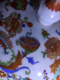 Een Chinese famille rose export &ldquo;Pompadour&rdquo; papkom met deksel, ca. 1745