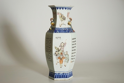 Een Chinese hexagonale vaas met qianjiang cai decor, 19/20e eeuw