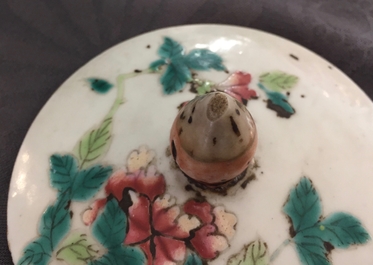 Een Chinees famille rose bassin en twee dekselpotten, 19/20e eeuw