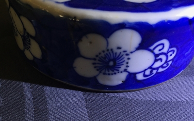 Een Chinees famille rose bassin en twee dekselpotten, 19/20e eeuw
