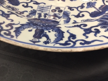 Un plat armori&eacute; de Pelgrom en porcelaine de Chine bleu et blanc pour le march&eacute; hollandais, Kangxi