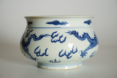 Un br&ucirc;le-parfum en porcelaine de Chine bleu et blanc aux dragons, Kangxi