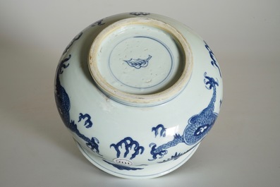 Un br&ucirc;le-parfum en porcelaine de Chine bleu et blanc aux dragons, Kangxi