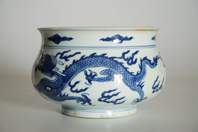 Un br&ucirc;le-parfum en porcelaine de Chine bleu et blanc aux dragons, Kangxi