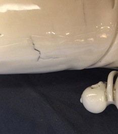 Un mod&egrave;le d'une Guanyin avec enfant et un Bouddha en blanc de Chine de Dehua, 18/19&egrave;me