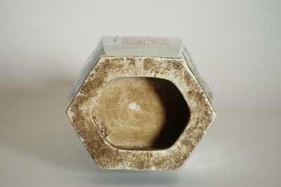 Een Chinese hexagonale vaas met qianjiang cai decor, 19/20e eeuw