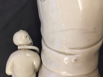Un mod&egrave;le d'une Guanyin avec enfant et un Bouddha en blanc de Chine de Dehua, 18/19&egrave;me
