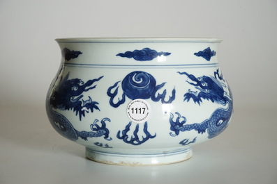 Un br&ucirc;le-parfum en porcelaine de Chine bleu et blanc aux dragons, Kangxi