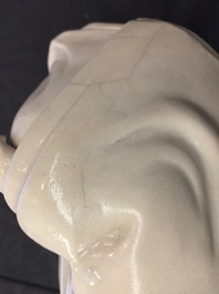 Un mod&egrave;le d'une Guanyin avec enfant et un Bouddha en blanc de Chine de Dehua, 18/19&egrave;me