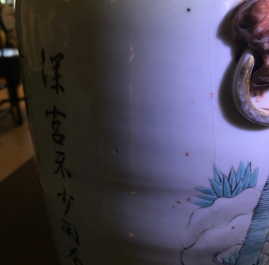 Een paar Chinese qianjiang cai vazen met dames en kinderen, 19/20e eeuw