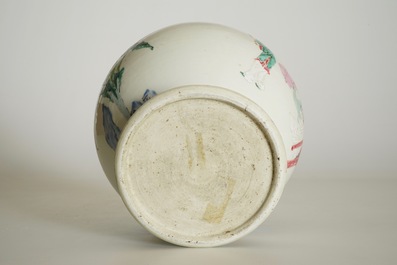 Un vase de forme boule en porcelaine de Chine famille rose, Yongzheng