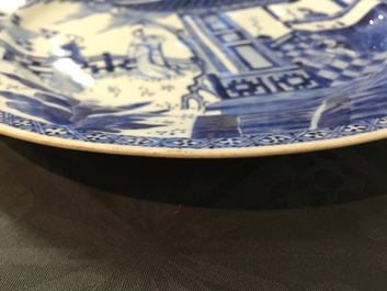 Een paar Chinese blauw-witte schotels met sc&egrave;ne uit "De Romance van de Westelijke Kamer", Yongzheng