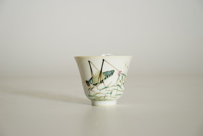 A Chinese famille rose grasshopper cup, Tongzhi mark, 19/20th C.