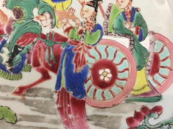 Une paire d'assiettes en porcelaine de Chine famille rose, Yongzheng