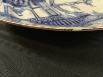 Een paar Chinese blauw-witte schotels met sc&egrave;ne uit "De Romance van de Westelijke Kamer", Yongzheng