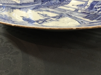 Een paar Chinese blauw-witte schotels met sc&egrave;ne uit "De Romance van de Westelijke Kamer", Yongzheng