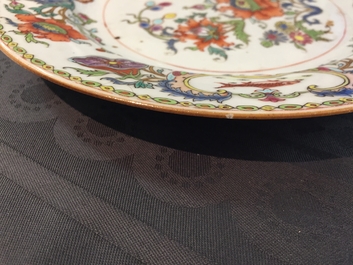 Une assiette en porcelaine de Chine d'exportation &agrave; d&eacute;cor "Pompadour", vers 1745