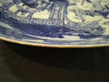 Un plat en porcelaine de Chine bleu et blanc &agrave; d&eacute;cor de "La Romance de la chambre de l'ouest", Yongzheng