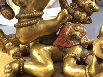 Een Sino-Tibetaanse vergulde bronzen figuur van Chakrasamvara, 17/18e eeuw