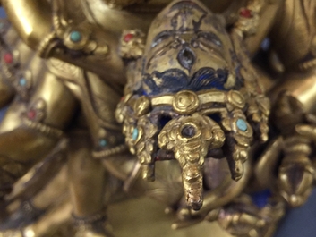 Een Sino-Tibetaanse vergulde bronzen figuur van Chakrasamvara, 17/18e eeuw