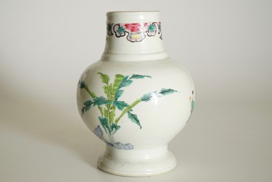 Un vase de forme boule en porcelaine de Chine famille rose, Yongzheng