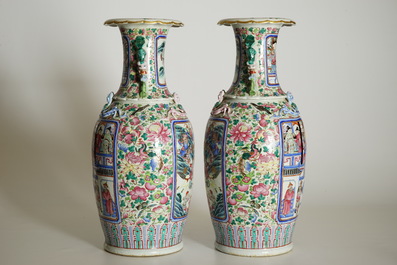 Une paire de vases en porcelaine de Chine famille rose, 19&egrave;me