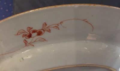 Une paire d'assiettes en porcelaine de Chine &agrave; d&eacute;cor "Pompadour", vers 1745