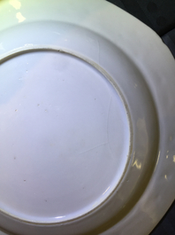Une paire d'assiettes armori&eacute;es en porcelaine de Chine pour le march&eacute; fran&ccedil;ais, Qianlong